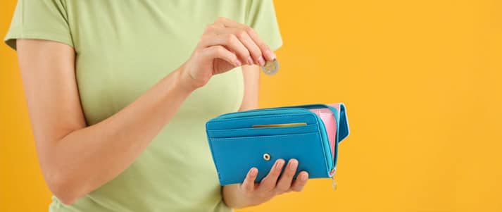 girl putting money in purse